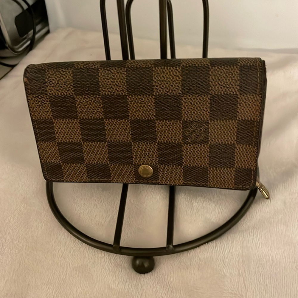 Louis Vuitton wallet pre owned